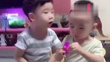 哥哥警告弟弟,不好好学习就去放羊,结果被弟弟反打一拳