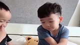 相差2岁的哥哥，检查弟弟背诵三字经，下一秒原谅我笑出声了！