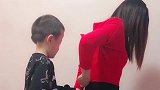 妈妈喊儿子帮忙，没想到儿子这么“费劲”，网友：让我来！
