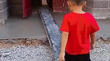 新打的路面，孩子说没有灵魂，上去添上了印花