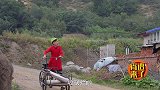 美女坐车边休息，被收破烂的讹300元，结果报应很快来了