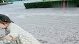 妹妹来接哥哥放学，看到哥哥的那一刻，这场面太温馨了