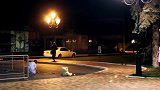 恶作剧-俩女孩假办成恶魔，搞笑地把路人吓唬