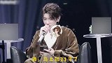 王源粉丝高喊我爱你表白，王源立刻害羞捂脸，抱拳直呼：小弟谢过