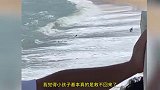 男孩被浪卷走失去意识，小伙多次往返搏浪救人，最终力竭爬回岸！