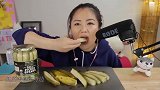 妹子吃酸黄瓜，直接吃真的没问题吗，看的我牙都要酸倒了！