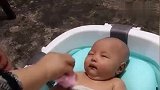 奶奶给小宝宝洗澡,宝宝一脸惊恐的表情,好搞笑！