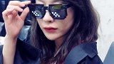 小姐姐今天的墨镜不错，很拉风
