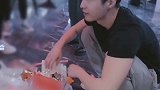 张艺兴 减肥中，只能闻一闻炸鸡，吮吮手指，又可爱有可怜哈哈哈哈，减肥太难了，抱抱wuli小绵羊