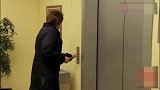 国外恶搞：帅哥在电梯里放屁还不承认？防毒面罩是认真的吗？