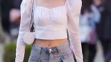 三里屯个性牛仔裤小蛮腰小姐姐穿搭街拍美女 穿搭