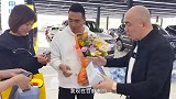 同行老铁喜提爱车，送车妹子的金色保时捷！