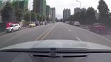 一个双黄线变道，一个超速骑摩托，看完结局我笑了