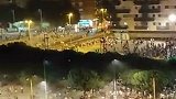 西班牙街头球迷聚集庆祝淘汰法国晋级决赛