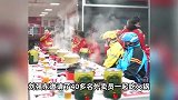 刘强东请骑手吃火锅，给穿美团饿了么衣服的小哥敬酒：欢迎来京东