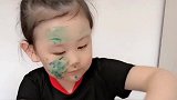 萌娃把颜料弄到脸上了，看起来好搞笑呀