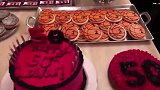篮球-17年-50岁生日快乐！球哥晒特制蛋糕甜点为父亲庆生-专题