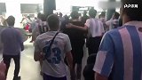 阿根廷球迷赛后地铁狂欢 集体自拍载歌载舞庆胜利