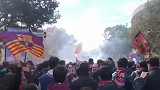 国家德比一触即发！ 赛前巴萨球迷游行声势浩大