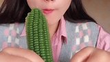 漂亮的小姐姐又来吃冰啦！今天吃玉米冰，大家喜欢吃吗