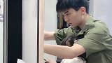 兄妹俩相差15岁，妹妹在哥哥怀里太乖了，网友：想做你嫂子！