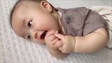 小宝宝想翻身翻不过去，看到妈妈还笑嘻嘻，太可爱了！