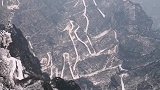 雪中拍摄天门山99弯盘山公路