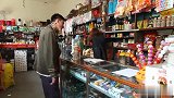 老板娘加减法不分，又让小伙套路走两瓶奶，真是太搞笑了