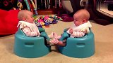 双胞胎小宝宝正愉快的面对面坐着，接下来的一幕让宝宝吓坏了！