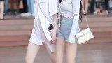 漂亮小姐姐走到哪里都是焦点，这大长腿逆天啊
