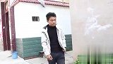 小伙月薪五万却总穿破衣破鞋，董事长好奇偷跟他回家，哽咽了