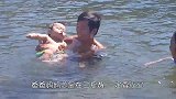 两只鹅路过湖面上的旋涡，在距离仅仅几厘米的时候，出现意外