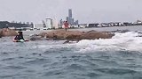 山东青岛：风景太美！小情侣第一次看海遇涨潮被困礁石