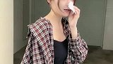 她眼睛看哪呢