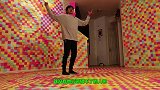 恶搞老爸：熊孩子调制染色剂沐浴露，老爸涂后立刻变“绿巨人”！