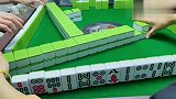 四川麻将：全靠对家心大，芳芳捡到大便宜