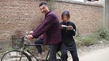 小伙掏钱问路，没想美女秒变人工智能导航，这语音播报真牛
