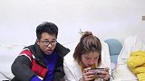 小伙喂老婆吃橘子，喂到一半发现不对劲