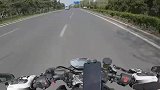 摩托车路上狂飙，险些追尾外卖小哥