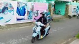 光天化日之下，男子想抢走女子电瓶车，多亏路人见义勇为！
