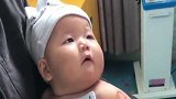 护士阿姨给小宝宝打针，没想到宝宝一直盯着阿姨看，小表情好逗啊