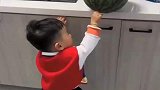 小孩子太皮了，这西瓜太逼真了吧