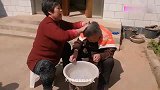 天气太好了，给老妈洗洗头，孝敬父母，从我做起