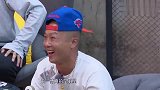 王一博“直男天团”群聊，卢弘成吐槽领队超爱逛滑板店