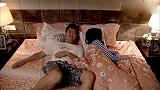 小伙睡觉不老实，媳妇拿大菜刀来吓唬他，还嘚瑟不