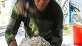 大叔在野外捡到一个“球”，专家看到后脸色大变，没想到竟是这样