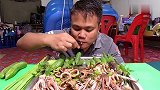 泰国小伙吃凉拌鱿鱼须，农村的美食简单粗暴，夏天吃够开胃