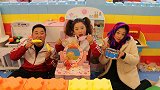 搞笑童年：小时候和小伙伴玩过家家，喜欢穿爸妈的衣服，扮成大人