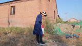 美女坐豪车偶遇前男友捡破烂，下车后俩人互诉衷肠，结局太搞笑了