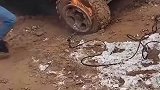 越野车陷入深坑，男子竟企图用火烧轮胎的方式自救